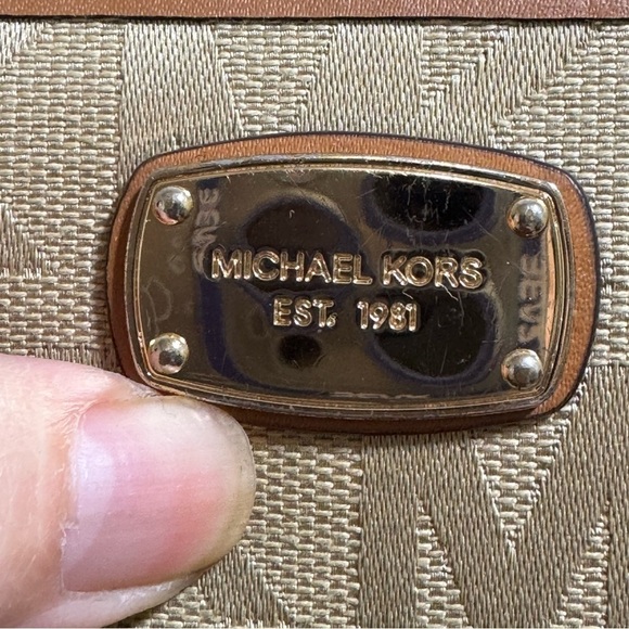 MICHAEL KORS monogram canvas zippered bifold wallet with gold hardwares EUC - Picture 10 of 11